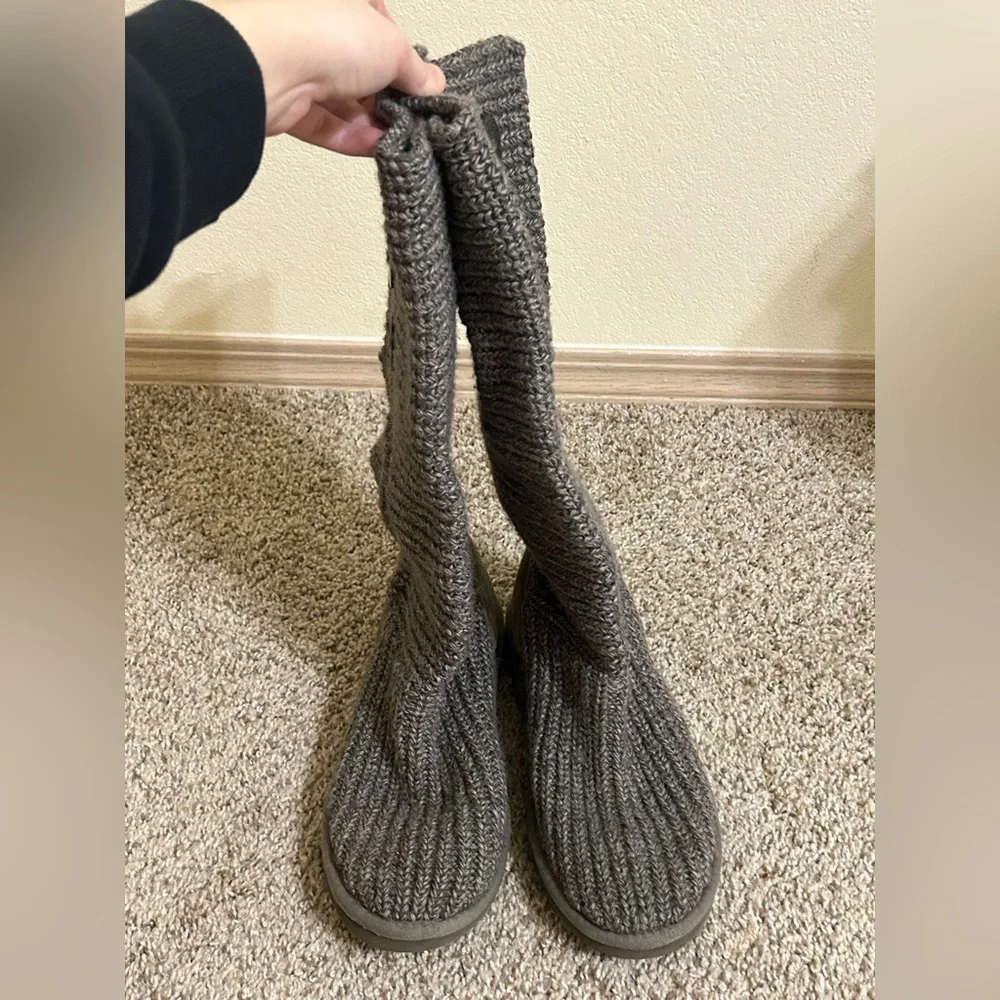 UGG Australia Classic Cardy Knit Sweater Gray Woven Button Boots Size 7 Women’s